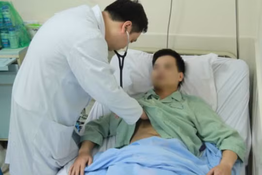 Bác sĩ chăm sóc cho bệnh nhân (Ảnh: BVCC)