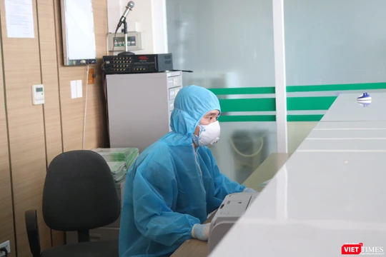 Bác sĩ trong ca làm việc ở Bệnh viện Bệnh Nhiệt đới Trung ương (Ảnh - Minh Thuý) 