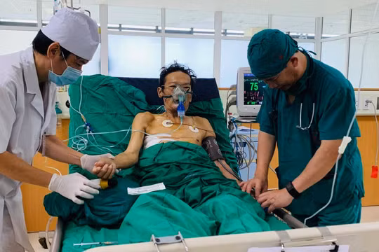 Bác sĩ chăm sóc ông N. sau phẫu thuật (Ảnh: Quỳnh Hương)