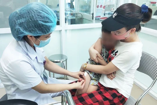 Bác sĩ tiêm vaccine cho trẻ (Ảnh: Minh Thúy) 