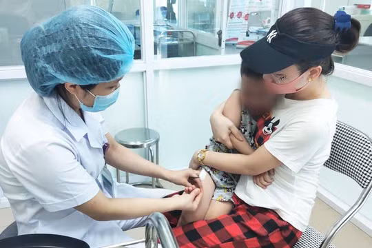 Bác sĩ tiêm vaccine cho trẻ (Ảnh: Minh Thúy) 