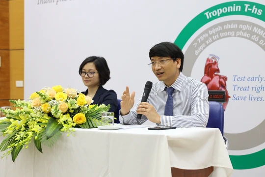 TS.BS Nguyễn Quốc Thái giới thiệu xét nghiệm Troponin T siêu nhạy (Ảnh - Phạm Thành Nguyên)