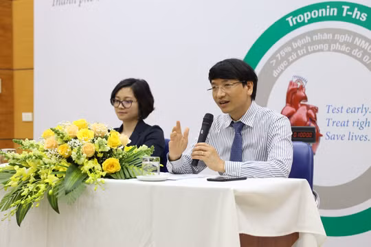 TS.BS Nguyễn Quốc Thái giới thiệu xét nghiệm Troponin T siêu nhạy (Ảnh - Phạm Thành Nguyên)