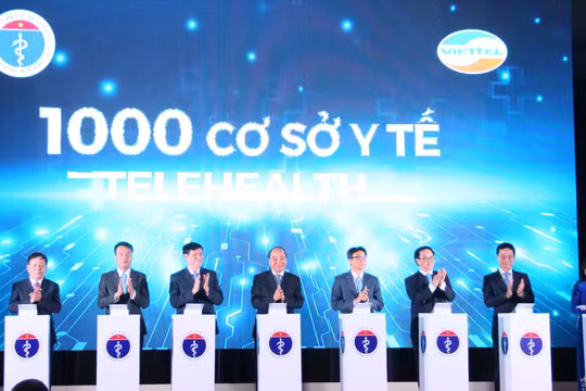 Thủ tướng Nguyễn Xuân Phúc cùng Phó Thủ tướng Vũ Đức Đam, các lãnh đạo của Bộ Y tế ấn nút kết nối 1.000 cơ sở y tế khám, chữa bệnh từ xa (Ảnh: Minh Thúy) 
