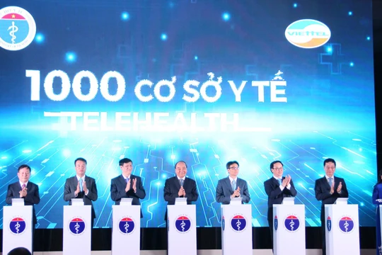 Thủ tướng Nguyễn Xuân Phúc cùng Phó Thủ tướng Vũ Đức Đam, các lãnh đạo của Bộ Y tế ấn nút kết nối 1.000 cơ sở y tế khám, chữa bệnh từ xa (Ảnh: Minh Thúy) 