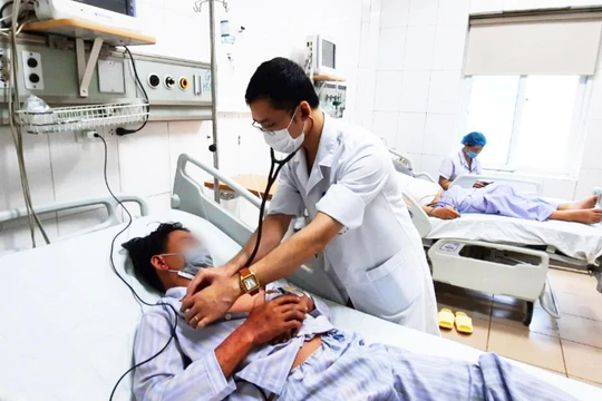 Bệnh nhân mắc liên cầu lợn đang được điều trị ở Bệnh viện Bệnh Nhiệt đới Trung ương (Ảnh - Đặng Thanh)