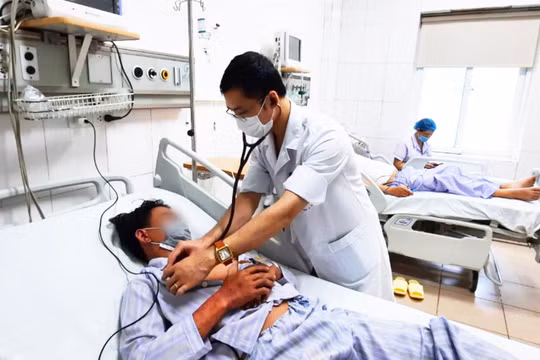 Bệnh nhân mắc liên cầu lợn đang được điều trị ở Bệnh viện Bệnh Nhiệt đới Trung ương (Ảnh - Đặng Thanh)