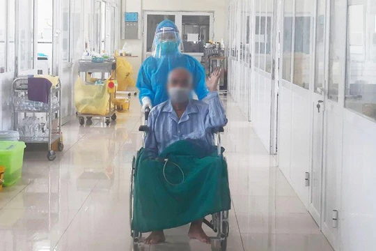 Bệnh nhân mắc COVID-19 nặng thứ 11 ở Bệnh viện Bệnh Nhiệt đới Trung ương khỏi bệnh và được xuất viện (Ảnh - Đặng Thanh) 