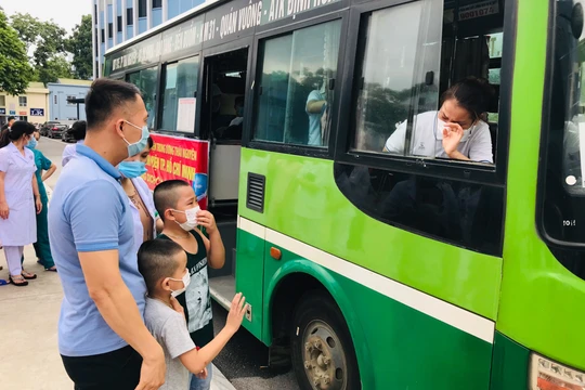 Điều dưỡng Hoàng Thị Diễm xúc động chia tay chồng và hai con trước giờ lên đường (Ảnh - BVCC) 