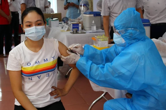 Nhân viên y tế tiêm vaccine phòng COVID-19 cho người dân (Ảnh - BYT) 
