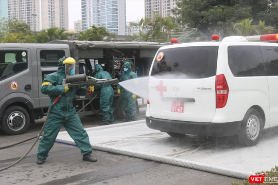 Nhân viên y tế diễn tập phun khử khuẩn (Ảnh - Minh Thuý) 