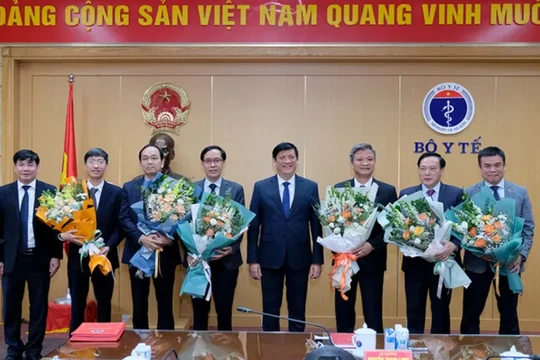 Bộ trưởng Bộ Y tế Nguyễn Thanh Long chúc mừng các lãnh đạo cục/vụ vừa được bổ nhiệm (Ảnh: Trần Minh)