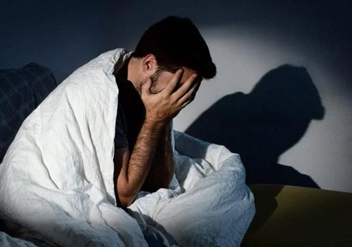 Chàng trai đau đầu sau khi bị đồng nghiệp làm "chuyện ấy" (Ảnh minh hoạ) 