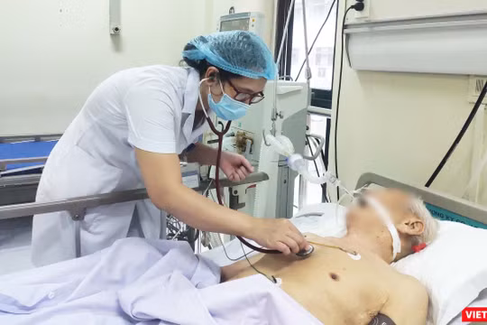 BS. Hoàng Thị Thanh Thúy chăm sóc cho bệnh nhân 90 tuổi phải thở máy, có iền sử tăng huyết áp, đái tháo đường. Ảnh: Minh Thúy 