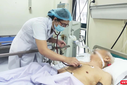 BS. Hoàng Thị Thanh Thúy chăm sóc cho bệnh nhân 90 tuổi phải thở máy, có iền sử tăng huyết áp, đái tháo đường. Ảnh: Minh Thúy 