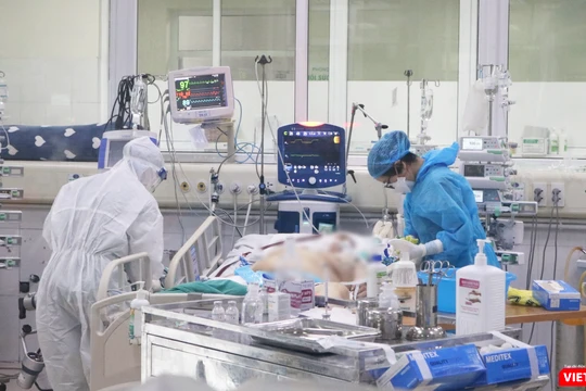 Không khí căng thẳng bên trong bệnh phòng (Ảnh - Minh Thuý) 