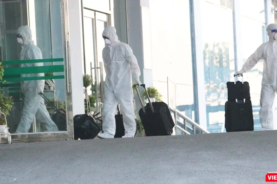 Nhân viên y tế về từ sân bay (Ảnh - Minh Thuý) 