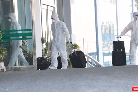 Nhân viên y tế về từ sân bay (Ảnh - Minh Thuý) 
