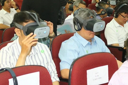 Bác sĩ sử dụng kính thực tế áo để trải nghiệm quá trình phẫu thuật lồng ngực (Ảnh: Hải Yến) 