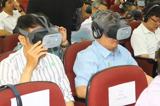 Bác sĩ sử dụng kính thực tế áo để trải nghiệm quá trình phẫu thuật lồng ngực (Ảnh: Hải Yến) 