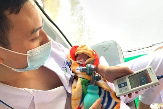 Bé sinh non 29 tuần được bác sĩ tại Bệnh viện Sản nhi Quảng Ninh chăm sóc (Ảnh: BVCC) 