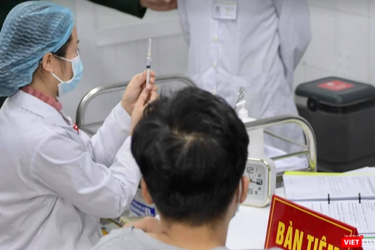 Nhân viên y tế chuẩn bị tiêm vaccine phòng COVID-19 Nanocovax cho tình nguyện viên (Ảnh - Minh Thuý) 