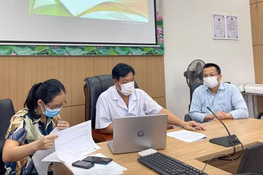 TS. Phạm Ngọc Thạch - Giám đốc Bệnh viện Bệnh Nhiệt đới Trung ương (ở giữa áo trắng) thảo luận với các bác sĩ về nghiên cứu (Ảnh - BVCC)