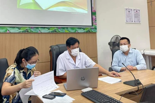 TS. Phạm Ngọc Thạch - Giám đốc Bệnh viện Bệnh Nhiệt đới Trung ương (ở giữa áo trắng) thảo luận với các bác sĩ về nghiên cứu (Ảnh - BVCC)