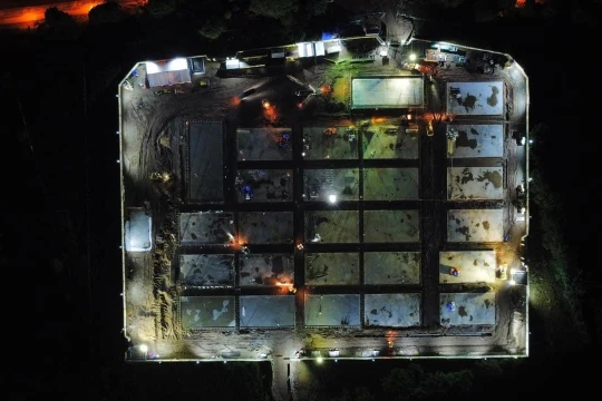 Bệnh viện điều trị COVID-19 – Y Hà Nội đang được thi công trong đêm (Ảnh - BYT)