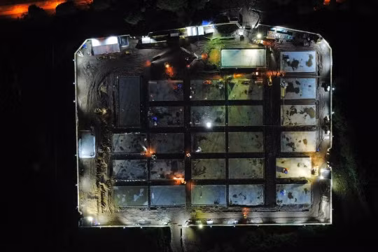 Bệnh viện điều trị COVID-19 – Y Hà Nội đang được thi công trong đêm (Ảnh - BYT)