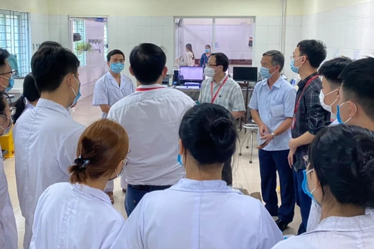 GS.TS.BS.Tạ Thành Văn hỗ trợ Bắc Ninh chống COVID-19 (Ảnh - Phạm Thành Nguyên) 