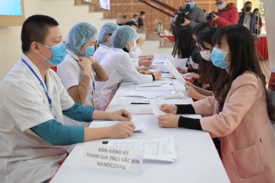 Tình nguyện viên đăng ký thử nghiệm vaccine COVID-10 (Ảnh: Minh Thuý) 