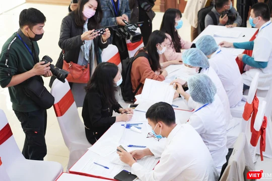 Các tình nguyện viên đăng ký thử nghiệm vaccine phòng COVID-19 ở Học viện Quân Y (Ảnh: Minh Thuý) 