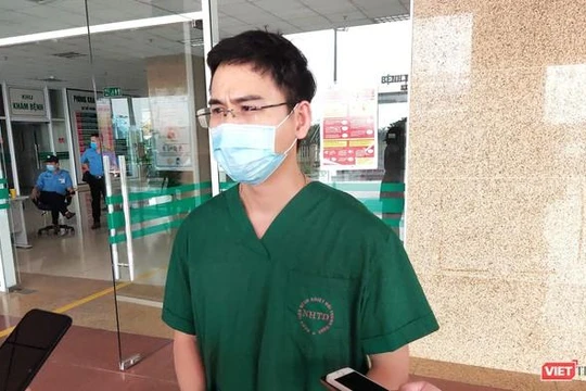 BS. Phạm Văn Phúc - Khoa Hồi sức tích cực, Bệnh viện Bệnh Nhiệt đới Trung ương (Ảnh - Minh Thuý) 