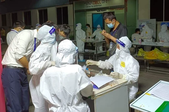 Nhân viên y tế lấy mẫu xét nghiệm COVID-19 cho ngừoi dân (Ảnh - BYT) 