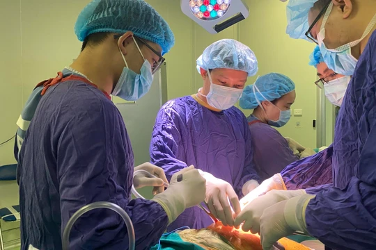 Các bác sĩ phậu thuật thay khớp háng cho bệnh nhân (Ảnh - BVCC) 