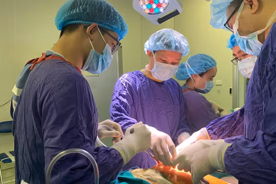 Các bác sĩ phậu thuật thay khớp háng cho bệnh nhân (Ảnh - BVCC) 