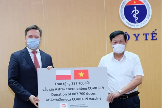 Thứ trưởng Bộ Y tế Đỗ Xuân Tuyên nhận hơn 800.000 liều vaccine COVID-19 AstraZeneca do Ba Lan hỗ trợ (Ảnh - Trần Minh)