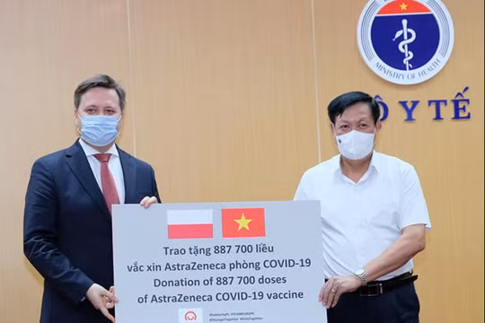 Thứ trưởng Bộ Y tế Đỗ Xuân Tuyên nhận hơn 800.000 liều vaccine COVID-19 AstraZeneca do Ba Lan hỗ trợ (Ảnh - Trần Minh)