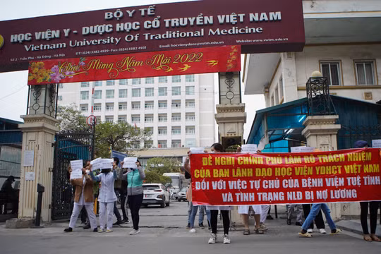Các bác sĩ, nhân viên y tế của Bệnh viện Tuệ Tĩnh tiếp tục biểu tình vào chiều nay (Ảnh - Minh Nhân)