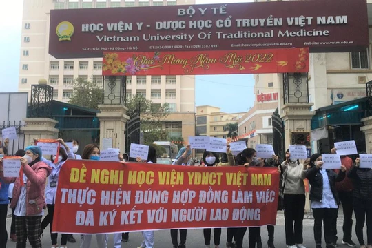 Hơn 40 y bác sĩ xuống đường cầm băng rôn "cầu cứu" vì bị nợ lương suốt 8 tháng (Ảnh - Soha) 