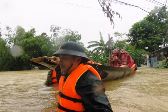 Người dân sơ tán vì mưa lũ (Ảnh: Thảo Vy - nguồn: baothuathienhue.vn)
