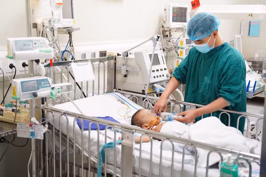 Bác sĩ chăm sóc cho bệnh nhi (Ảnh - BVCC) 