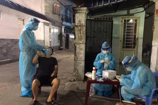 Sinh viên tình nguyện lấy mẫu ngay trong đêm (Ảnh - Diễm Hằng) 