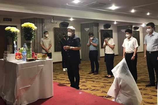 Thứ trưởng Bộ Y tế Nguyễn Trường Sơn động viên, chia sẻ mất mát với sinh viên Dương Thị Anh (Ảnh - BYT) 