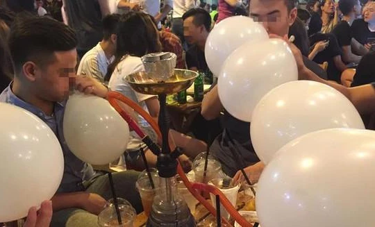 Giới trẻ hít bóng cười (Ảnh minh hoạ) 