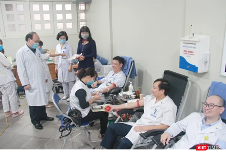 Bác sĩ tham gia hiến máu nhân đạo