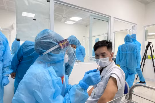 Bác sĩ, nhân viên y tế tuyến đầu được tiêm vaccine phòng COVID-19 (Ảnh - Tuấn Dũng) 