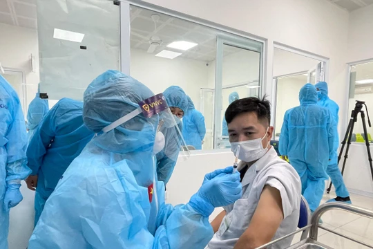 Đối tượng ưu tiên là bác sĩ tuyến đầu chống dịch được tiêm vaccine phòng COVID-19 (Ảnh - Tuấn Dũng) 