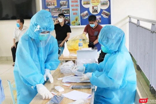 Nhân viên y tế phân loại mẫu xét nghiệm COVID-19 của người dân (Ảnh - Minh Thuý) 